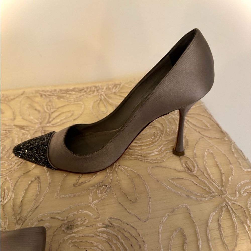 Manolo Blahnik Crystalbi pumps
Absolutely stunning!!! No box.. Dust bag only - Picture 5 of 17